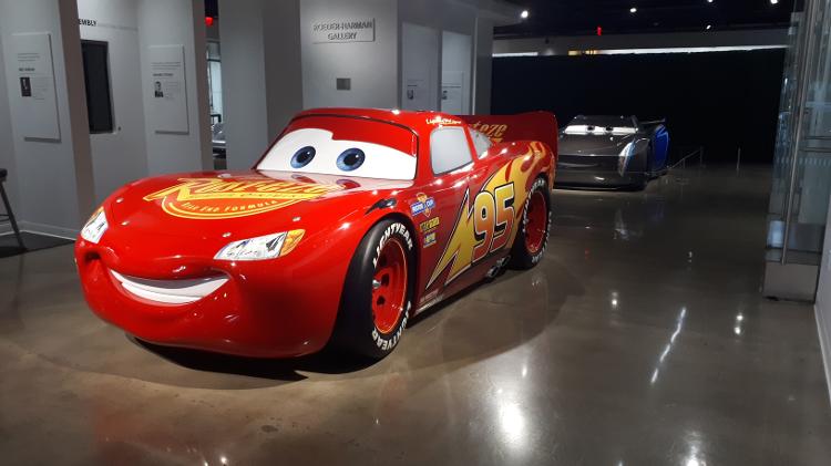 DeLorean e Relâmpago McQueen estão em museu dos carros de Hollywood; veja