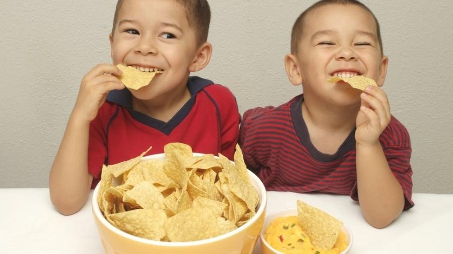 Sistemas alimentares podem estimular consumo em excesso de alimentos de baixa qualidade - Getty Images