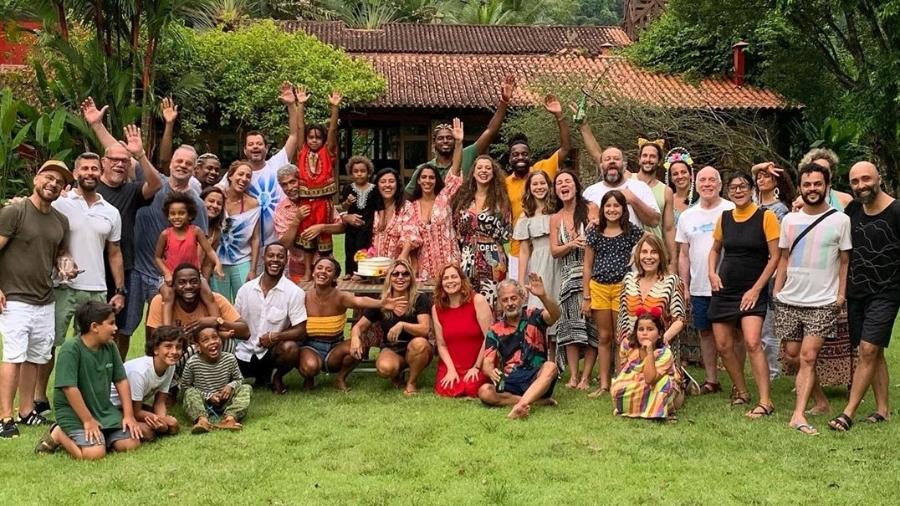 Regina Casé foi surpreendida por colegas de elenco de "Amor de Mãe" e amigos - Reprodução/Instagram