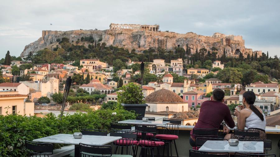 Visitantes se sentam nas mesas de café em Monastiraki, na Grécia - Socrates Baltagiannis/picture alliance via Getty Images