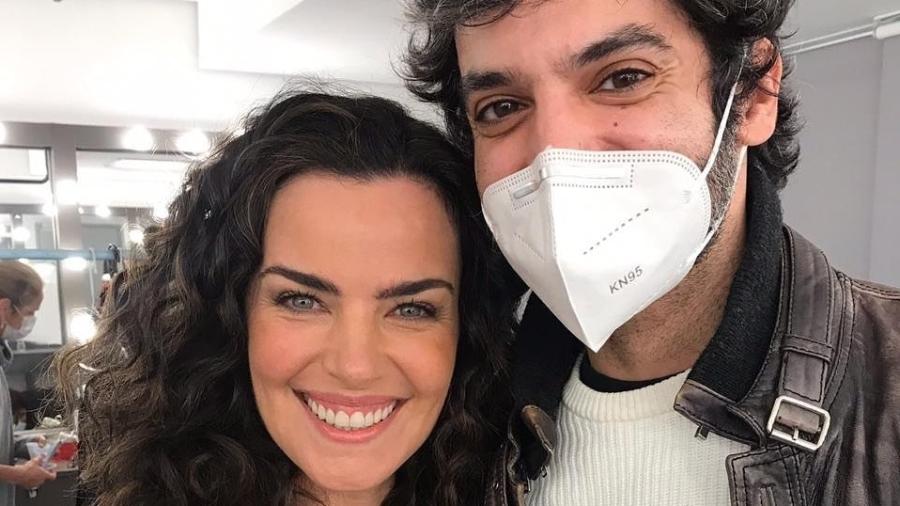 Maquiador Ale Toledo posa ao lado de Ana Paula Arósio nos bastidores de gravação de comercial - Reprodução/Instagram