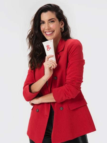 Camila Coutinho posa com um dos produtos da linha GE Beauty - Divulgação