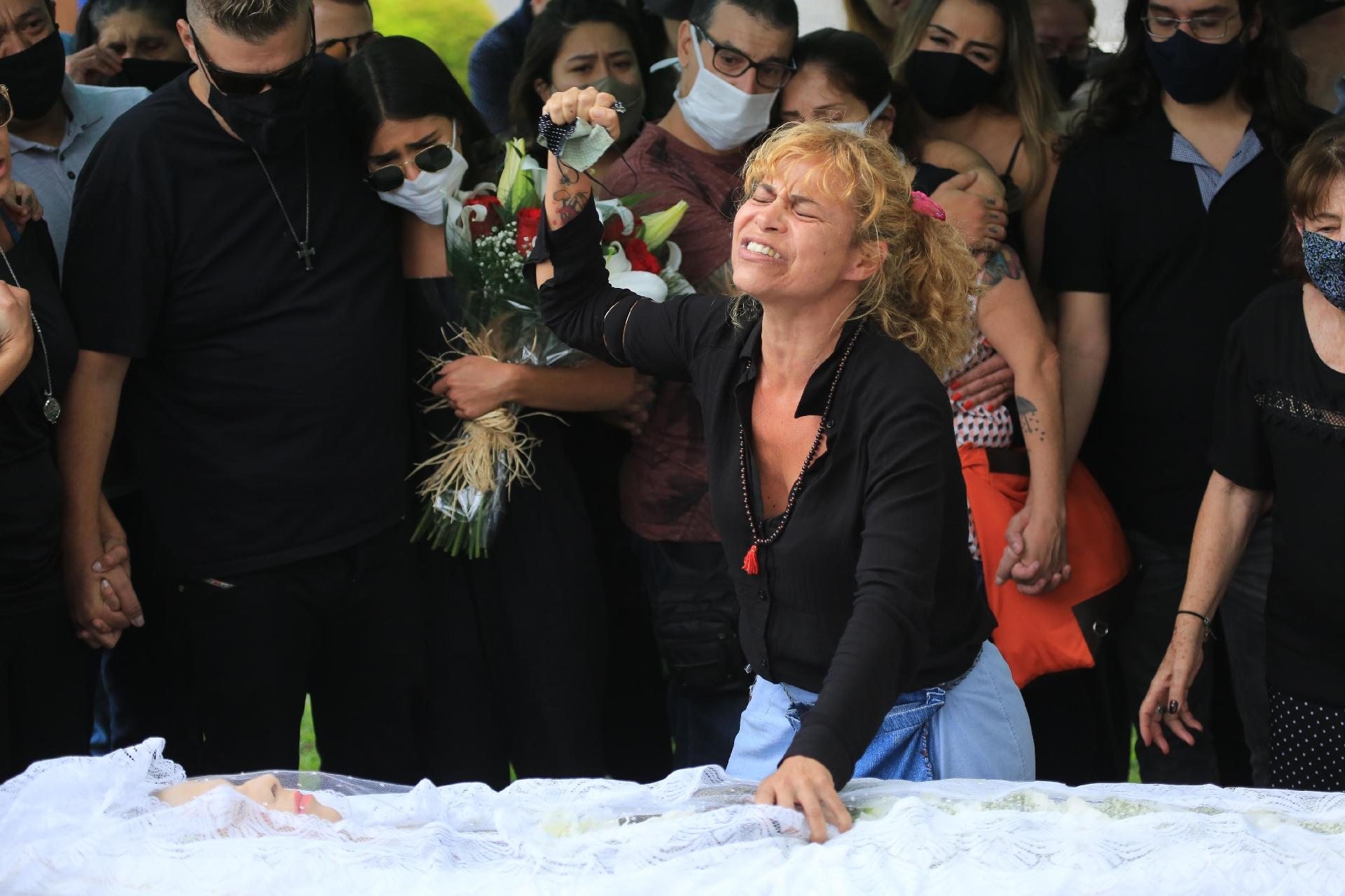Fãs e familiares se emocionam no enterro de Vanusa - Amauri Nehn/Brazil News