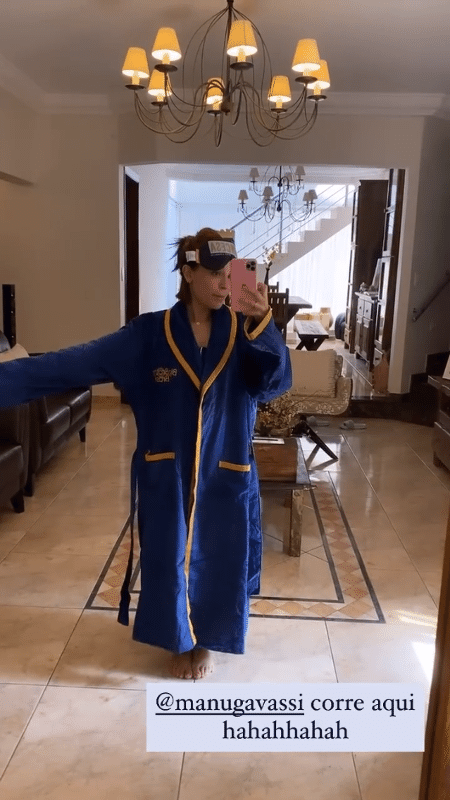 Larissa Manoela com o roupão de líder do BBB  - Reprodução/Instagram  - Reprodução/Instagram 