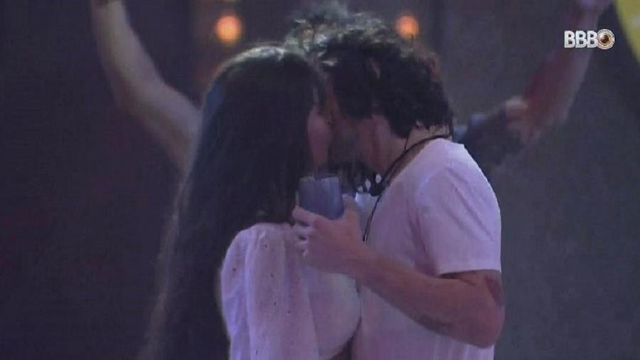 BBB 21: Thaís e Fiuk dão o primeiro beijo da festa do líder - Reprodução/Globoplay