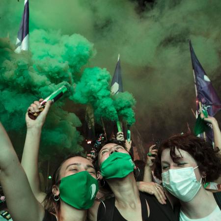 Mulheres celebraram legalização do aborto na Argentina, em dezembro de 2020; cor verde simboliza luta feminista no país - Getty Images