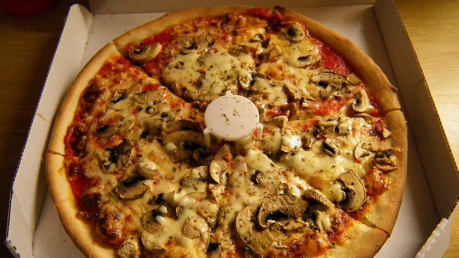 Pizza de delivery: mesinha ao centro - Creative Commons