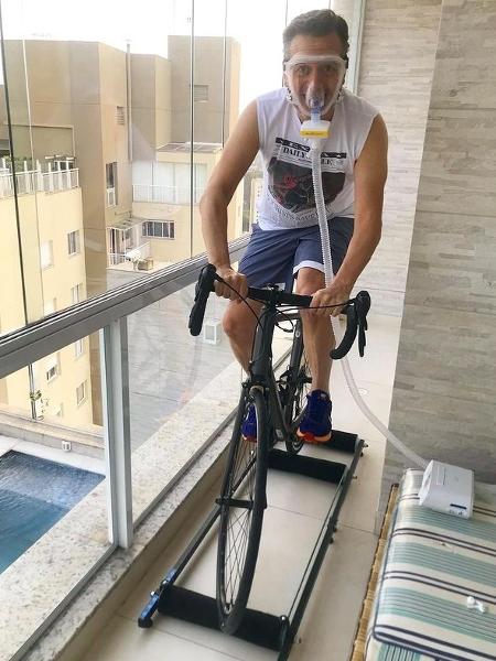 Celso Zucatelli compartilhou com os seguidores mais uma sessão da fisioterapia respitatória - Reprodução/Instagram