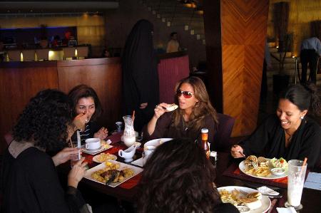 Mulheres sauditas almoçam em restaurante de Jeddah, na Arábia Saudita - Kaveh Kazemi/Getty Images - Kaveh Kazemi/Getty Images