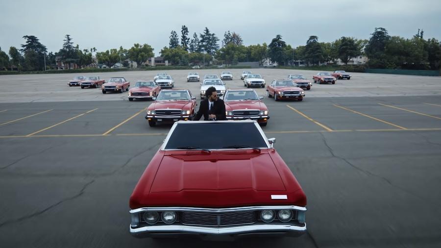 The Weeknd com carros em "Save Your Tears" - Reprodução