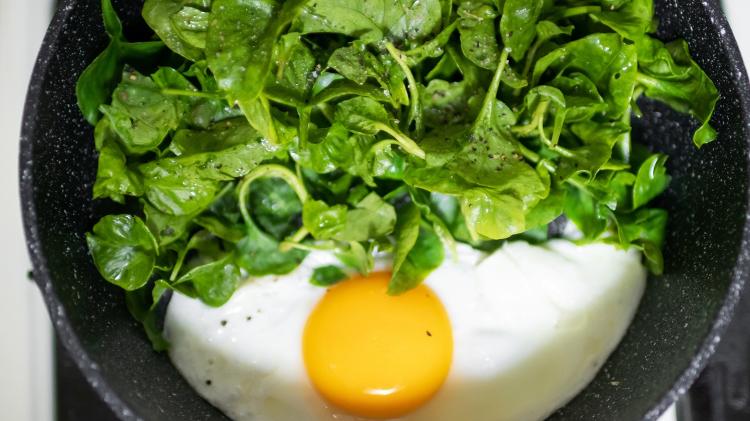 agrião com ovo frito - iStock - iStock