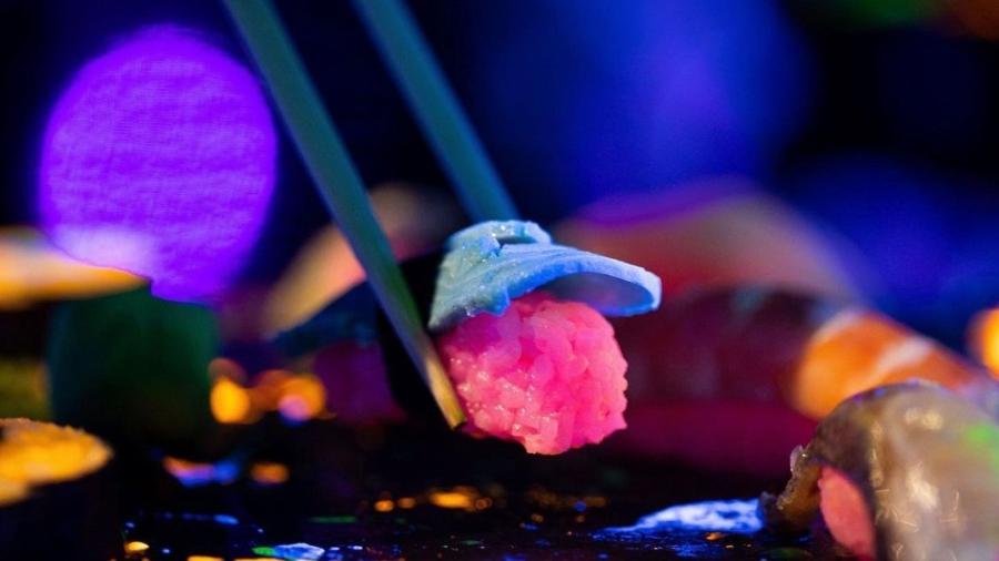 Sushi fluorescente assinado pelos "arquitetos de comida" do estúdio Bompas & Parr - Reprodução/Instagram