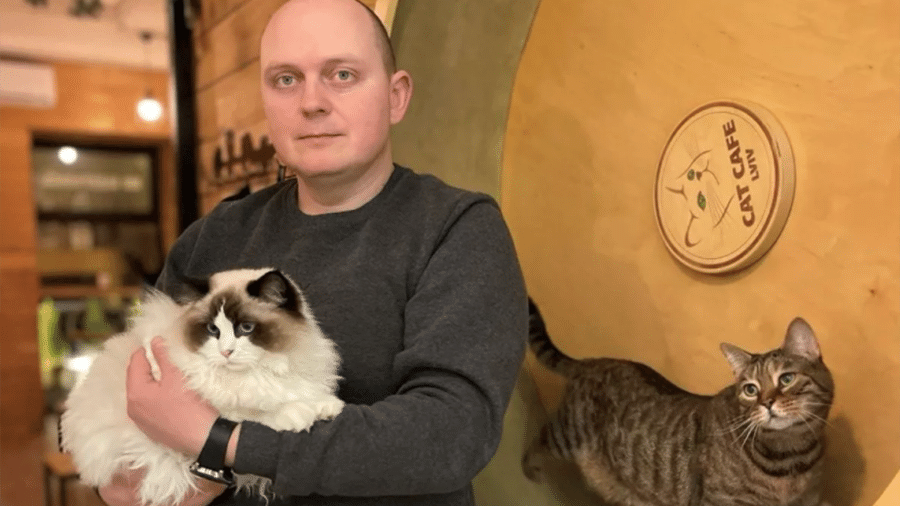 O proprietário Serhii Oliinyk comanda o negócio e cuida dos 20 gatos com a esposa, Marta - Divulgação/Cat Cafe Lviv
