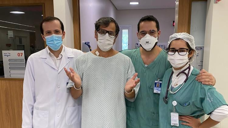 O cardiologista Rafael Domiciano ao lado de Vanderlei Ferreira, 64, e parte da equipe que o atendeu depois de um infarto e parada cardíaca - Arquivo pessoal - Arquivo pessoal