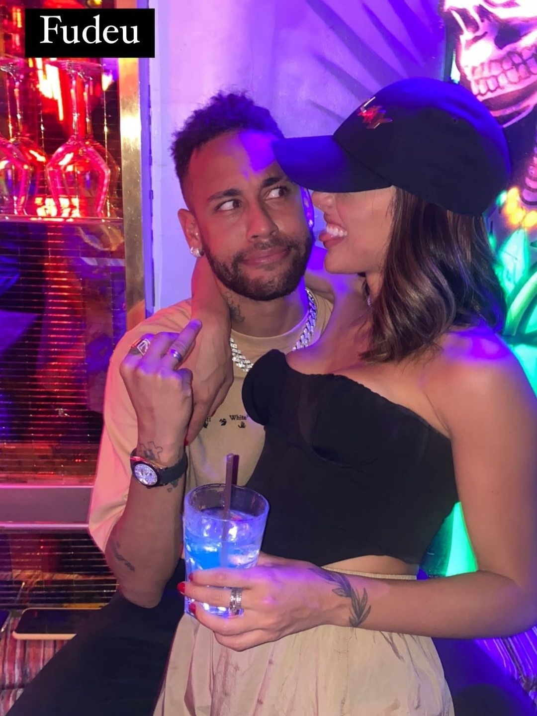 Bruna Biancardi posta foto agarradinha com Neymar, Celebridades