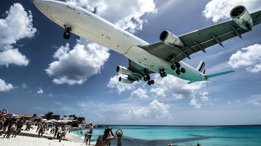 Aviões voam baixo, rente à praia, para aterrissar no aeroporto de Sint Maarten - Divulgação