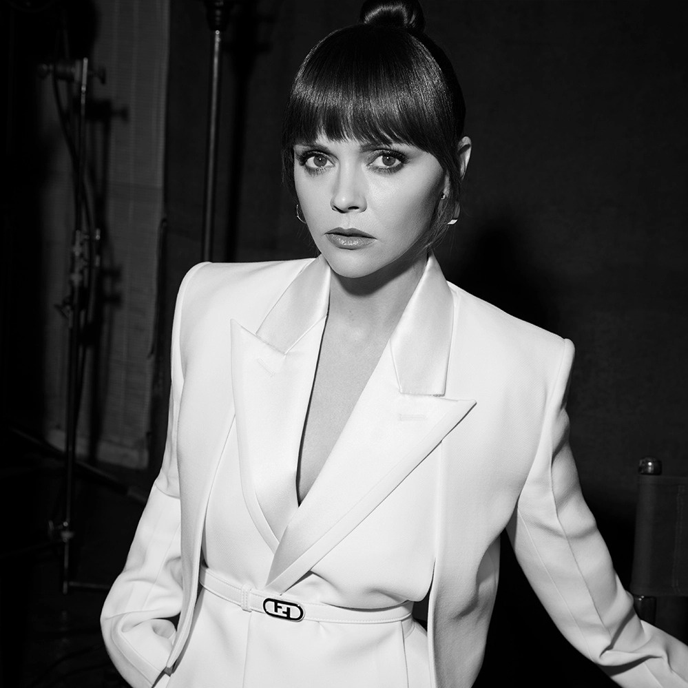 Christina Ricci diz que andava nua em set para evitar constrangimento