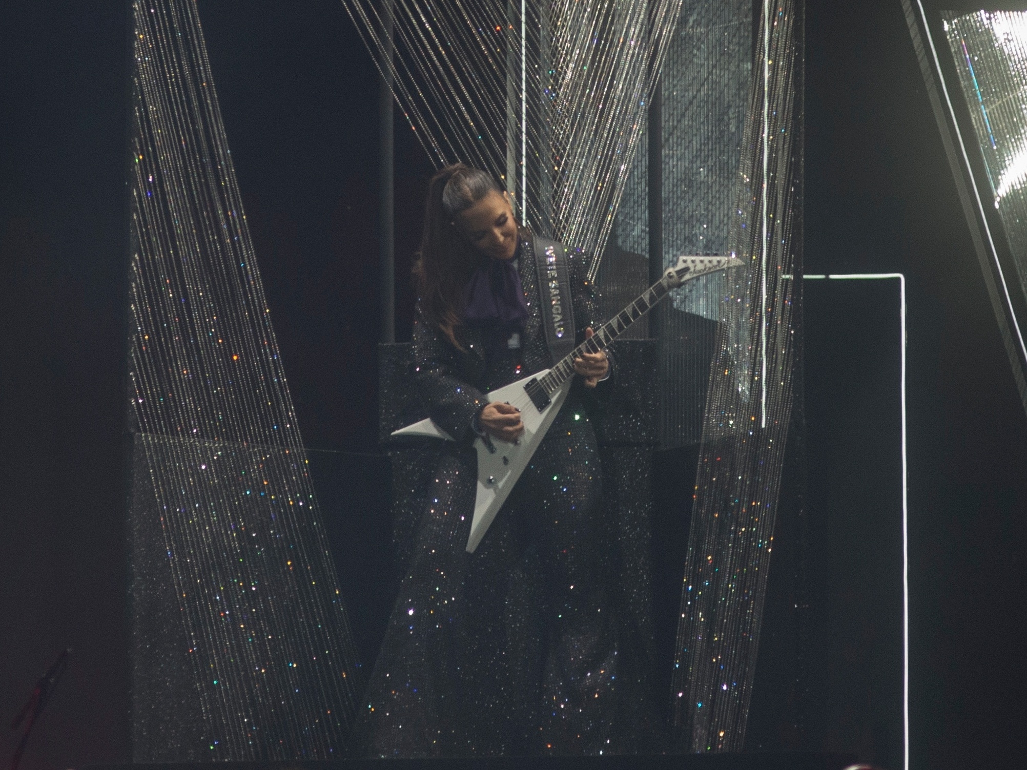 Músico de rock toca música no palco guitarrista roqueiro se