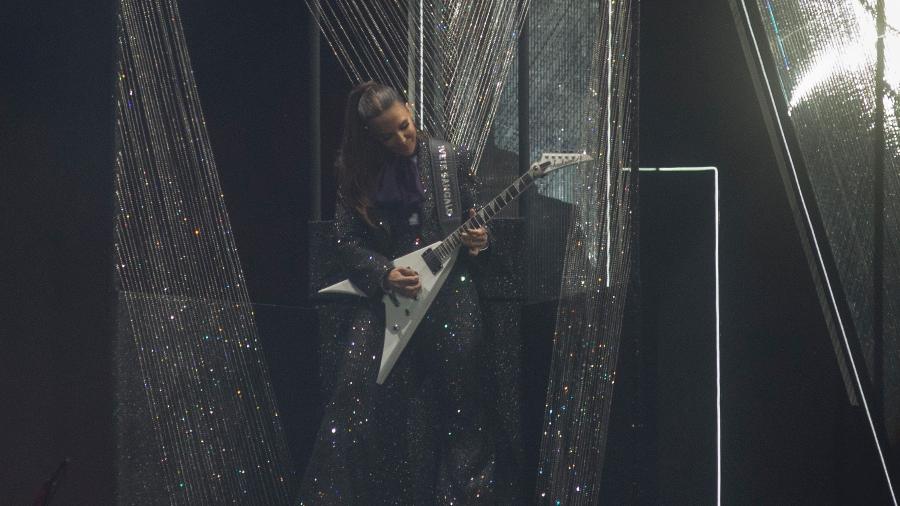 Ivete Sangalo toca guitarra na abertura do show dela no Rock in Rio - Júlio César Guimarães/Splash