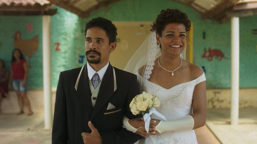 Paloma (Kika Sena) e Zé (Ridson Reis) se casam em cena do filme "Paloma", de Marcelo Gomes - Divulgação