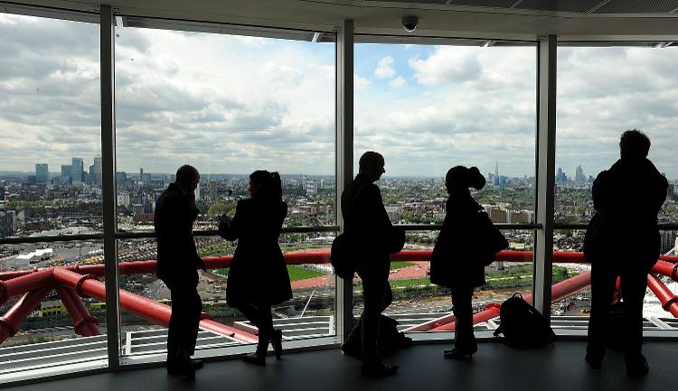 maior escorregador do mundo em londres - LONDON, ENGLAND - MAY 11:  Journalist chat and look over the view of London during the Completed ArcelorMittal Orbit Is Unveiled In The Olympic Park on May 11, 2012 in London, England.  (Photo by Christopher Lee/Getty Images) - Christopher Lee/Getty Images - Christopher Lee/Getty Images