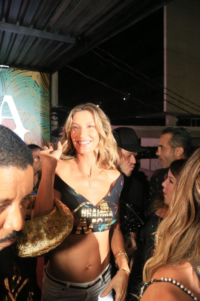 Gisele Bündchen tira fotos na Sapucaí em camarote do Carnaval do Rio - JC Pereira/ AGNEWS