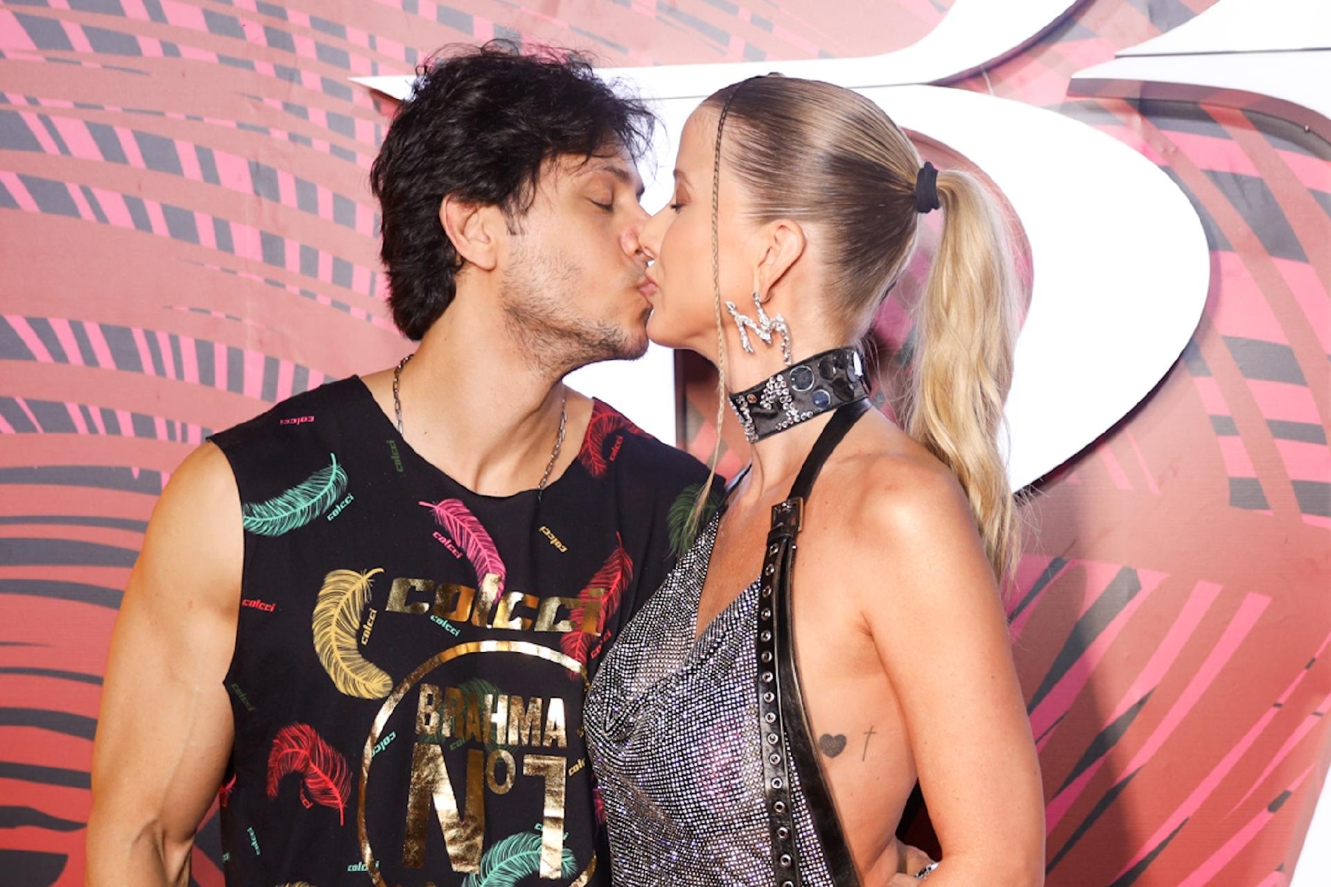 Gabriela Prioli e Thiago Mansur trocaram beijos ao chegarem no Camarote Nº1 - Lucas Ramos / Brazil News