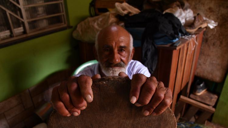 Geraldo Costa dos Santos, de apelido Mambira, segura o remo que usava para pescar, hoje abandonado - João Paulo Guimarães/Mongabay - João Paulo Guimarães/Mongabay