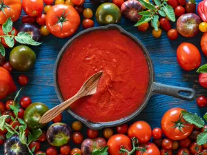 Melhora textura da pele, reduz acne: os benefícios do tomate