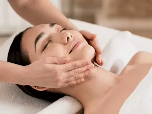 Massagens faciais: há benefícios reais do procedimento à pele ou é balela?