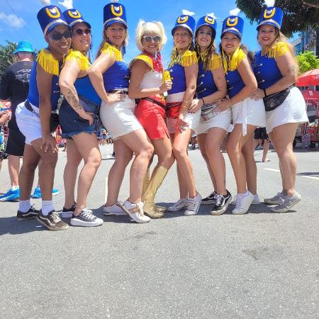 Foliões se divertem vestidos de 'Xuxa e as Paquitas' em bloco de Carnaval em SP