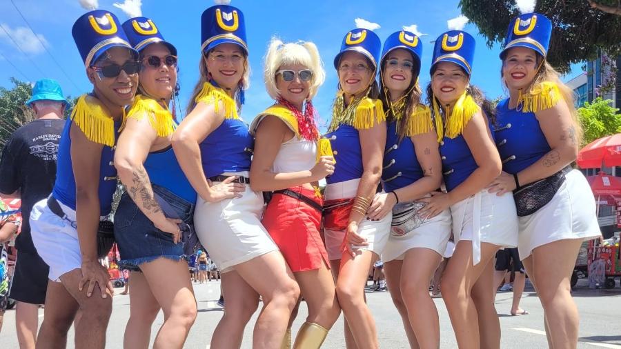 Foliões de divertem vestidos de 'Xuxa e as Paquitas' em bloco de Carnaval em SP