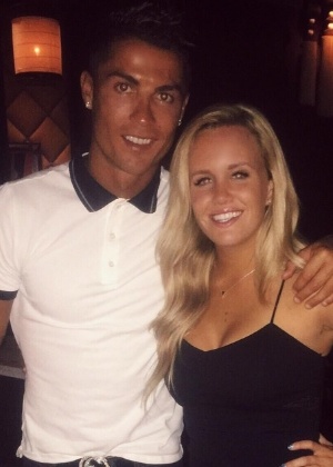 Após ter seu celular devolvido por Cristiano Ronaldo, dona do aparelho registra jantar com o jogador de futebol