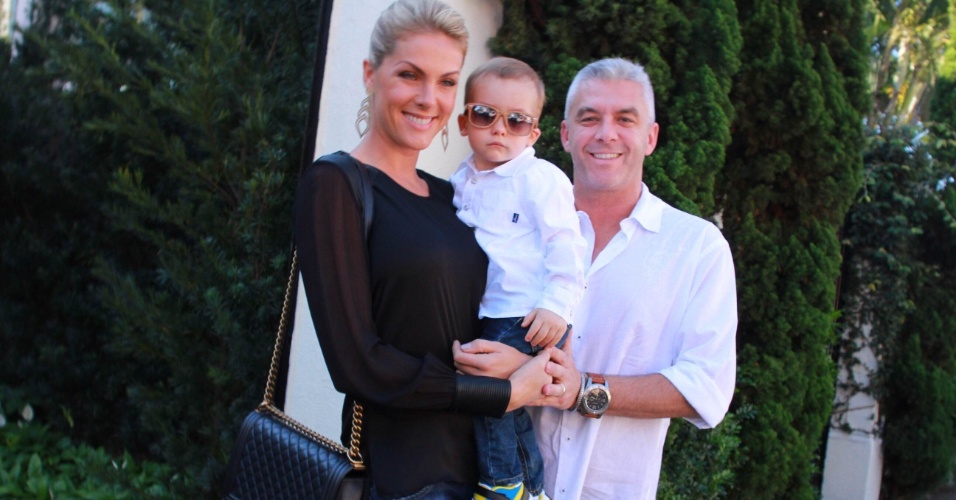 2.ago.2015 - Ana Hickmann prestigia festa de Rafa Justus com o marido, Alexandre Côrrea, e o filho do casal, Alexandre Filho