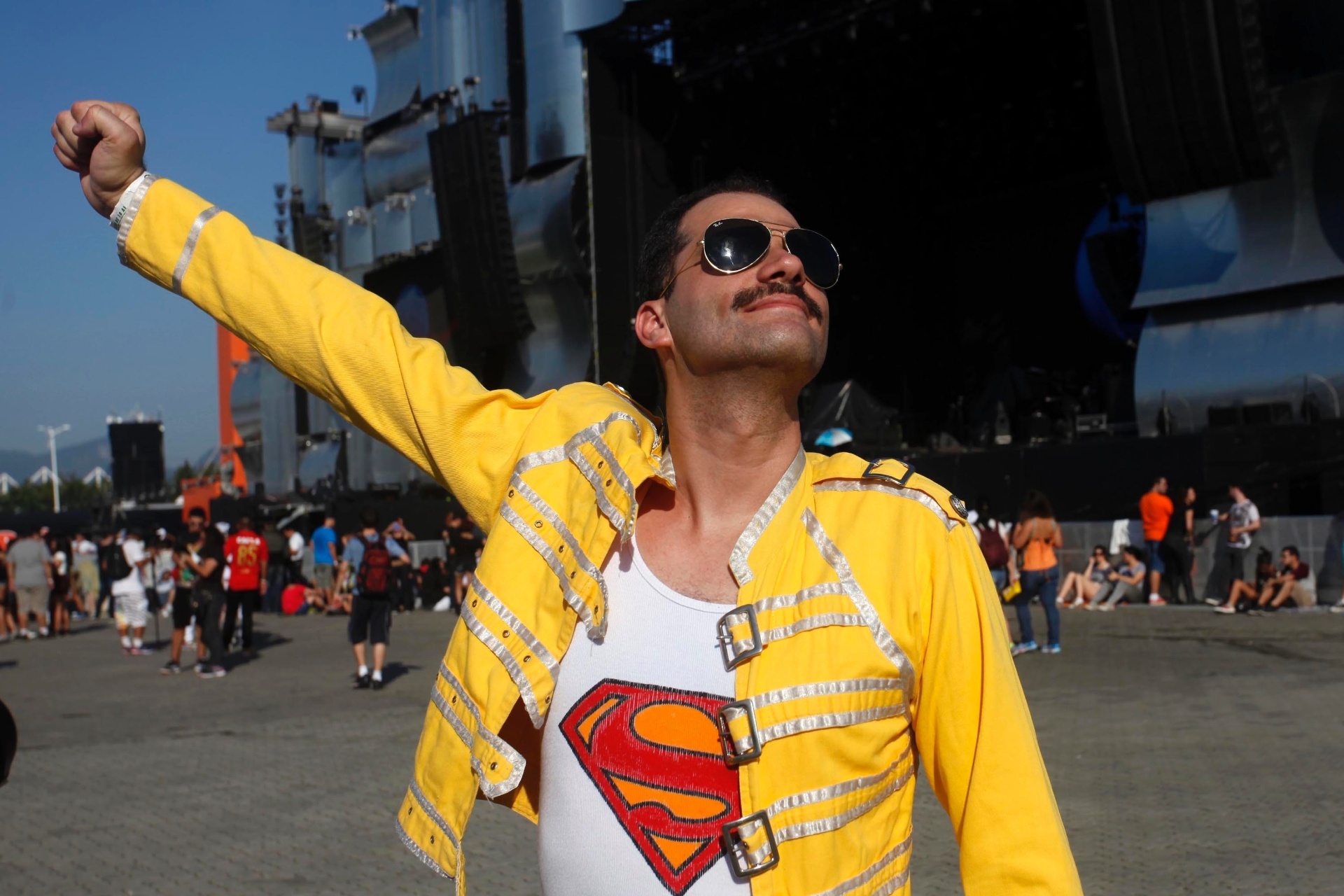18.set.2015 - Sósia de Freddie Mercury exibe "bigodón" no primeiro dia de Rock in Rio. Com Adam Lambert no vocal, a banda inglesa se apresenta a partir da meia-noite desta sexta (18) - Dhavid Normando/Futura Press/Estadão Conteúdo