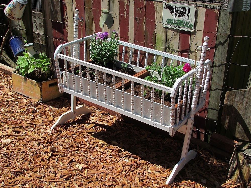 Um berço pequeno pode ser usado em jardins e quintais para acomodar plantas. Nesta foto, os vasos foram substituídos por gavetas - Reprodução/Pinterest