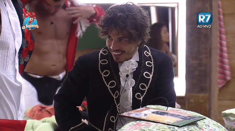 25.set.2015 - O ator Douglas Sampaio se fantasia para a primeira festa de "A Fazenda 8" - Reprodução/Record