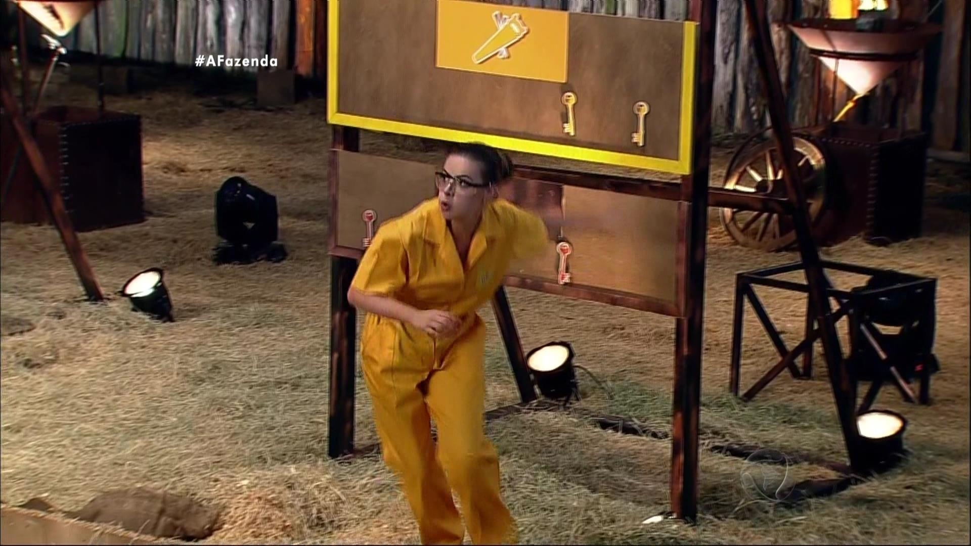 29.out.2015 - Rayanne foi mais rápida e conseguiu vencer a disputa - Reprodução/Record