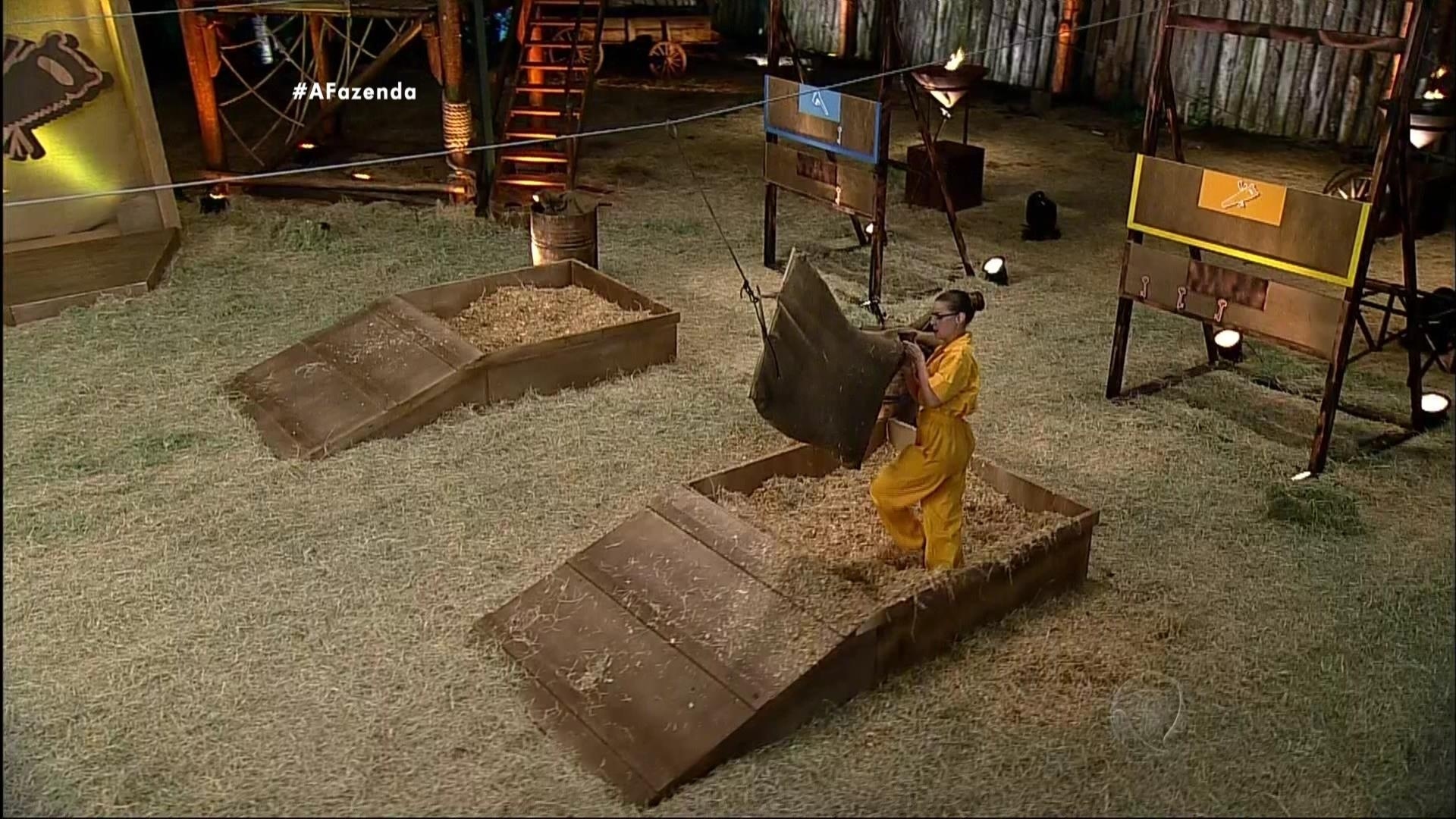 29.out.2015 - Para isso, era necessário puxar um saco cheio de serragem - Reprodução/Record