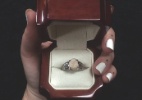 Em vez de diamante, mulher ganha anel de noivado com dente do siso do amado - Reprodução/Facebook/Carlee Leifkes