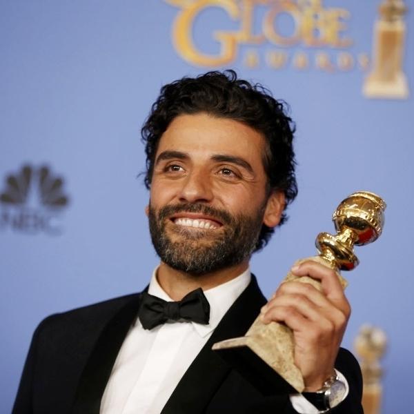 10,jan.2016 - Oscar Isaac com seu Globo de Ouro; ator vai encarnar o cineasta Francis Ford Coppola em novo filme