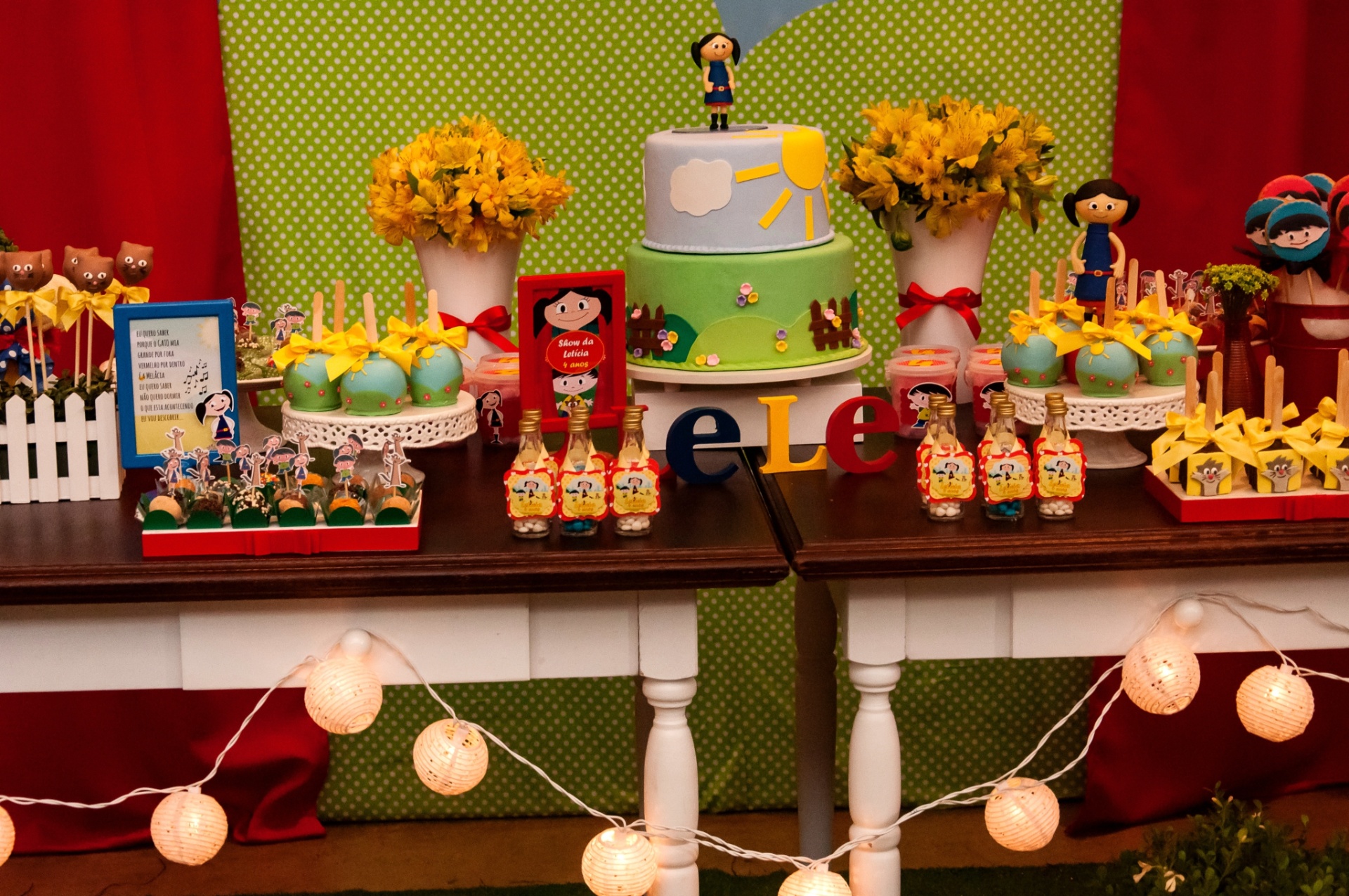 O bolo cenográfico, confeccionado por Rosângela Ribeiro, da Mariah Festas, teve como inspiração o cenário do desenho "O Show da Luna". Na decoração, também foram utilizadas flores naturais, como astromélias, gérberas e minimargarida - George Montezani Fotografia