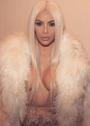 Kim Kardashian contou como mantém os seios sustentados mesmo sem usar sutiã - Reprodução/Instagram/@kimkardashian