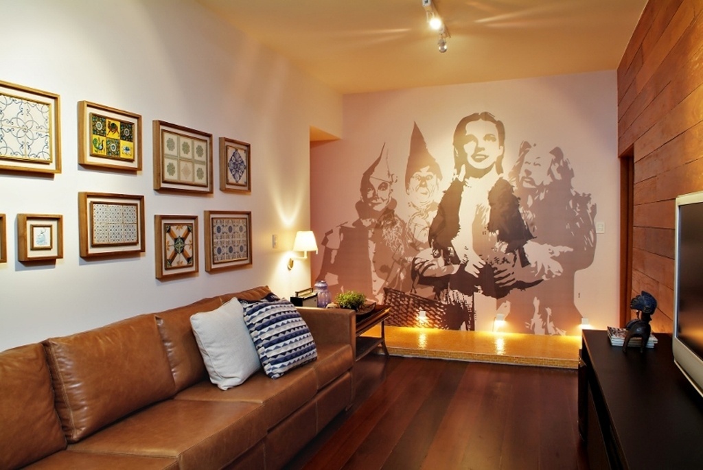 Dos arquitetos Gabriel Magalhães e Luiz Cláudio Souza, a sala de TV é inspirada no clássico do cinema O Mágico de Oz (1939), com Judy Garland. Adesivos, pôsteres e quadros de filmes preferidos são as soluções mais adotadas pelos fanáticos na sétima arte, em seus home theaters, de tons escuros, amadeirados e iluminação baixa (indireta), para dar mais aconchego. - Marcelo Negromonte/ Divulgação