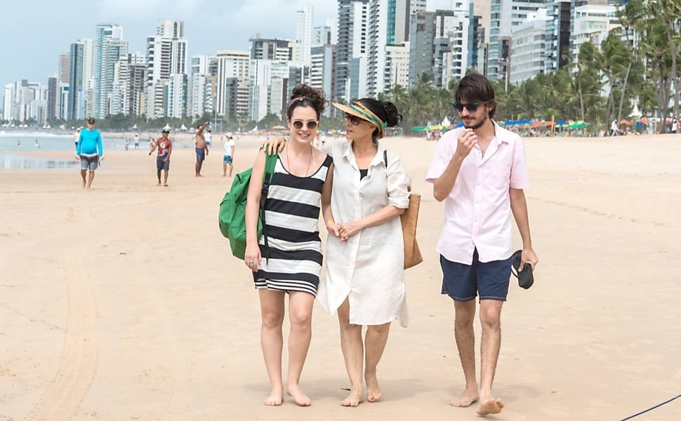 Cena de "Aquarius", de Kleber Mendonça Filho, estrelado por Sonia Braga (centro) - Victor Jucá/Cinemascópio