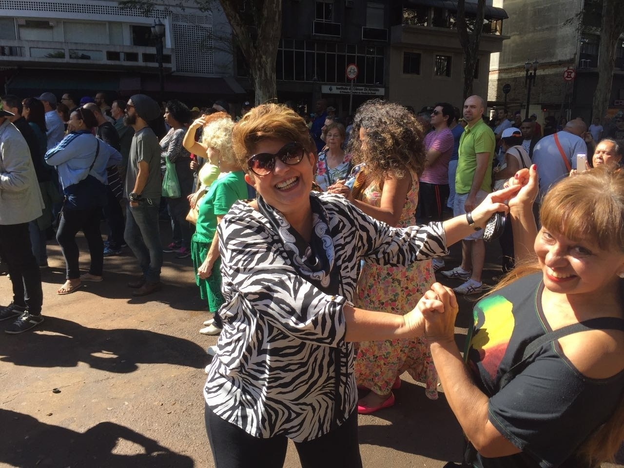 22.mai.2016 - Casal Jane e Herondy transforma Largo do Arouche em um grande baile da terceira idade - Felipe Branco Cruz/UOL