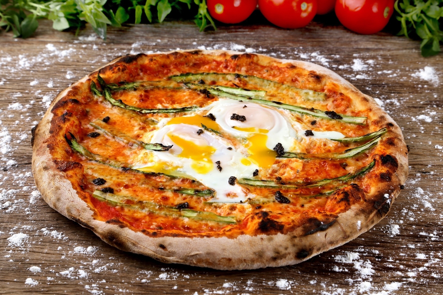 A pizza "Venice", com aspargos, ovo e trufas - Divulgação