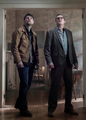 Kyle Barnes (Patrick Fugit) e o reverendo Anderson (Philip Glenister) em cena da série "Outcast" - Divulgação/Fox - Divulgação/Fox