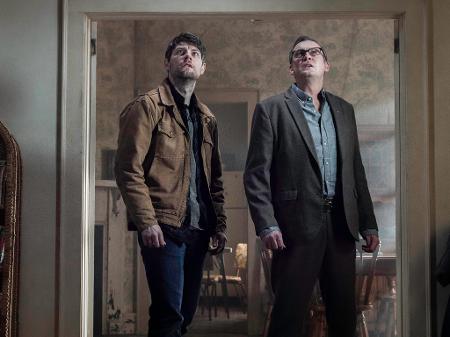 Kyle Barnes (Patrick Fugit) e o reverendo Anderson (Philip Glenister) em cena da série "Outcast" - Divulgação/Fox