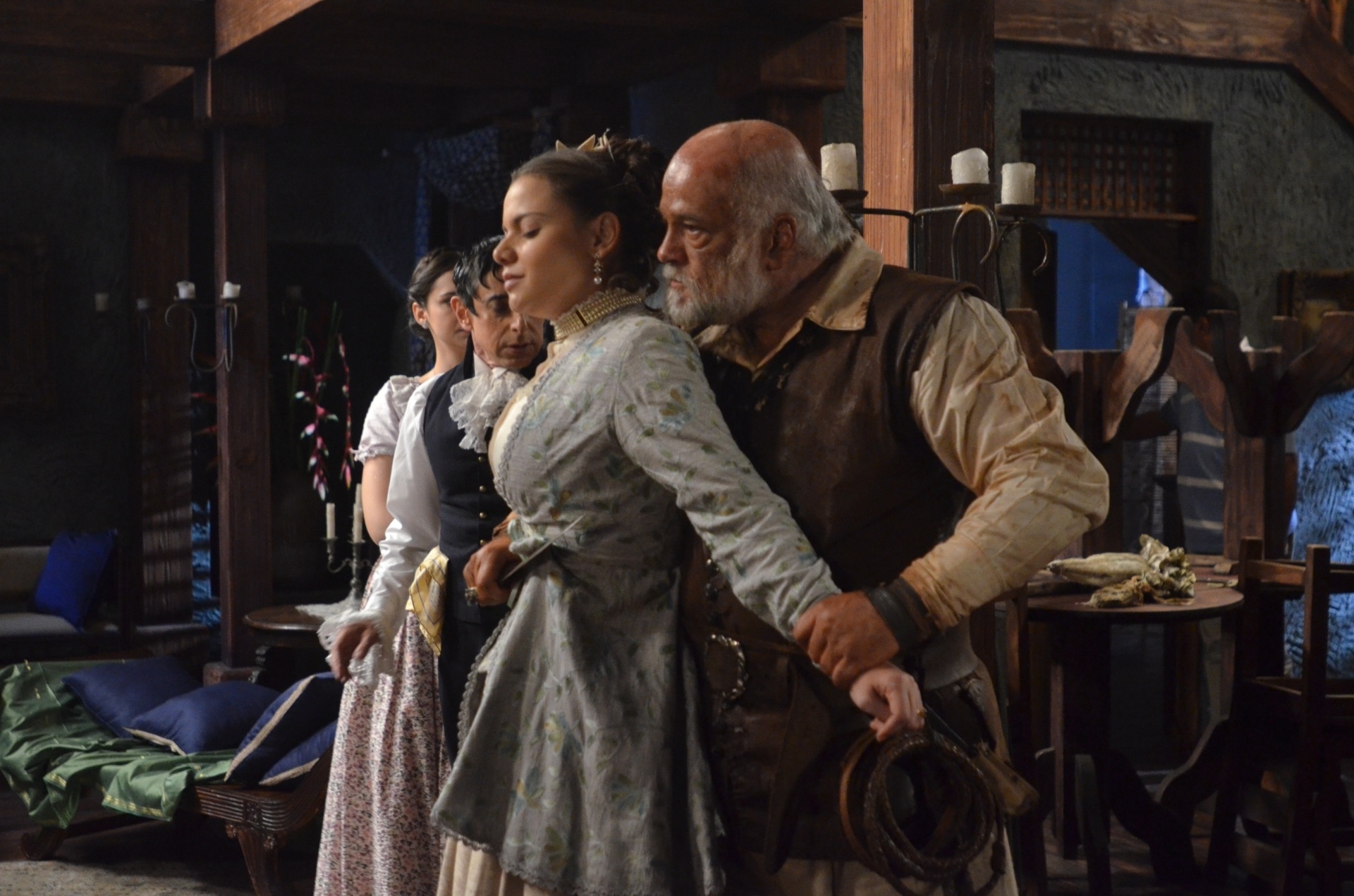 Em cena de "Escrava Mãe" desta terça-feira (2/8),  Osório (Jayme Periard) invade a pensão e, com medo de ser capturado, faz Filipa (Milena Toscano) refém e a ameaça com uma faca - Divulgação/Record